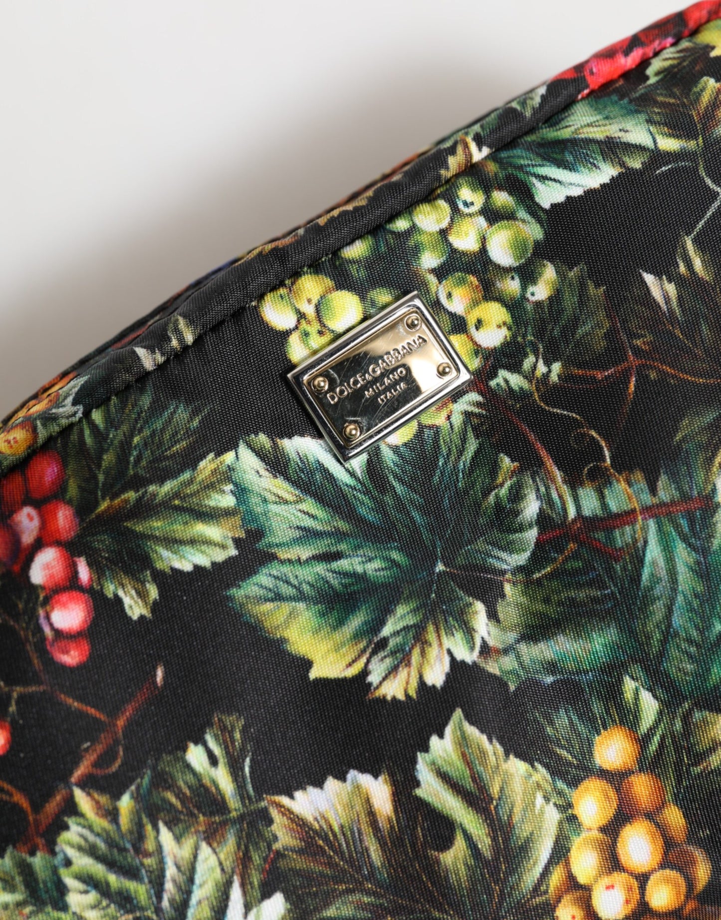 Dolce &amp; Gabbana – Clutch mit Logo-Schild und mehrfarbigem Traubenprint