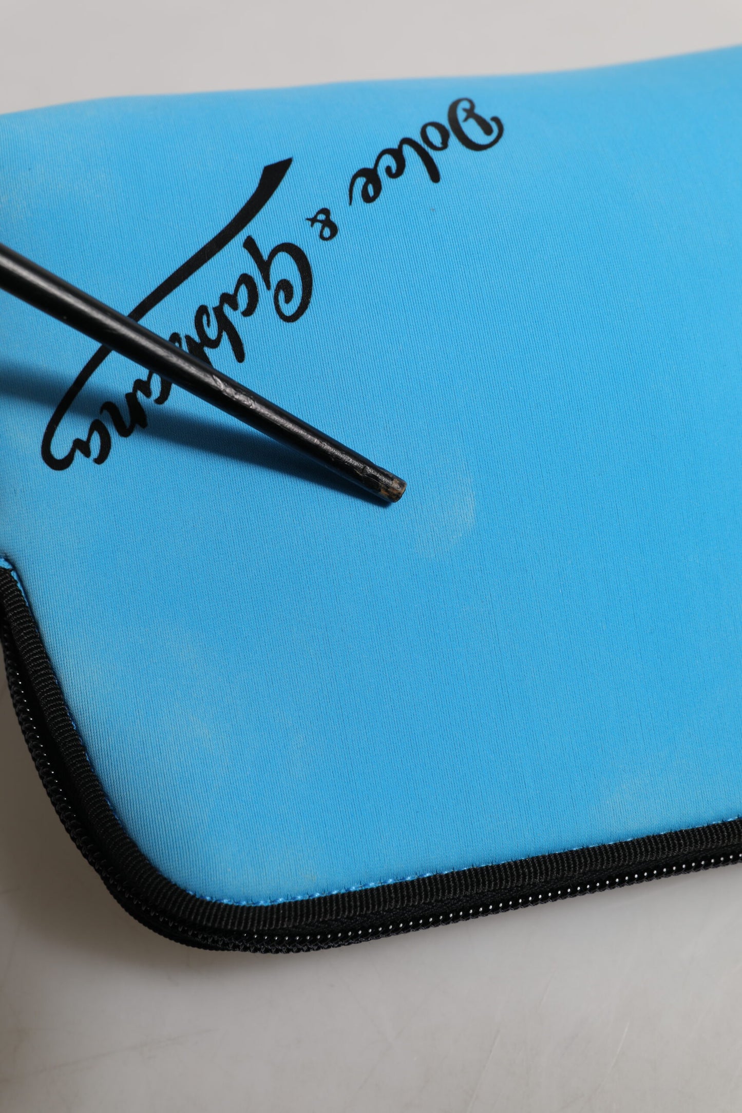 Dolce &amp; Gabbana, blaue Clutch aus Nylon mit DG-Logo-Print und Reißverschluss