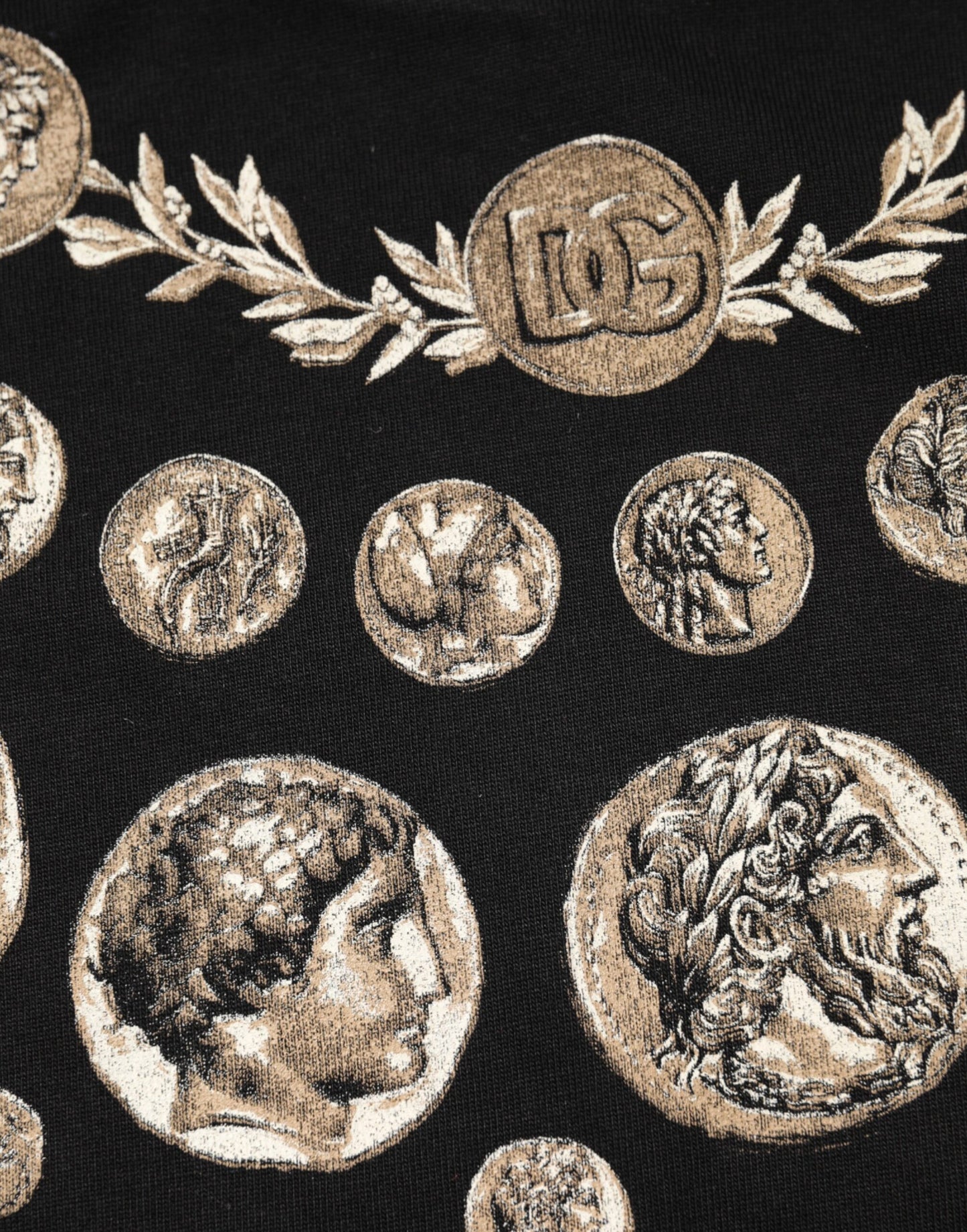 تي شيرت دولتشي آند غابانا أسود من القطن بطبعة عملات معدنية ورقبة دائرية