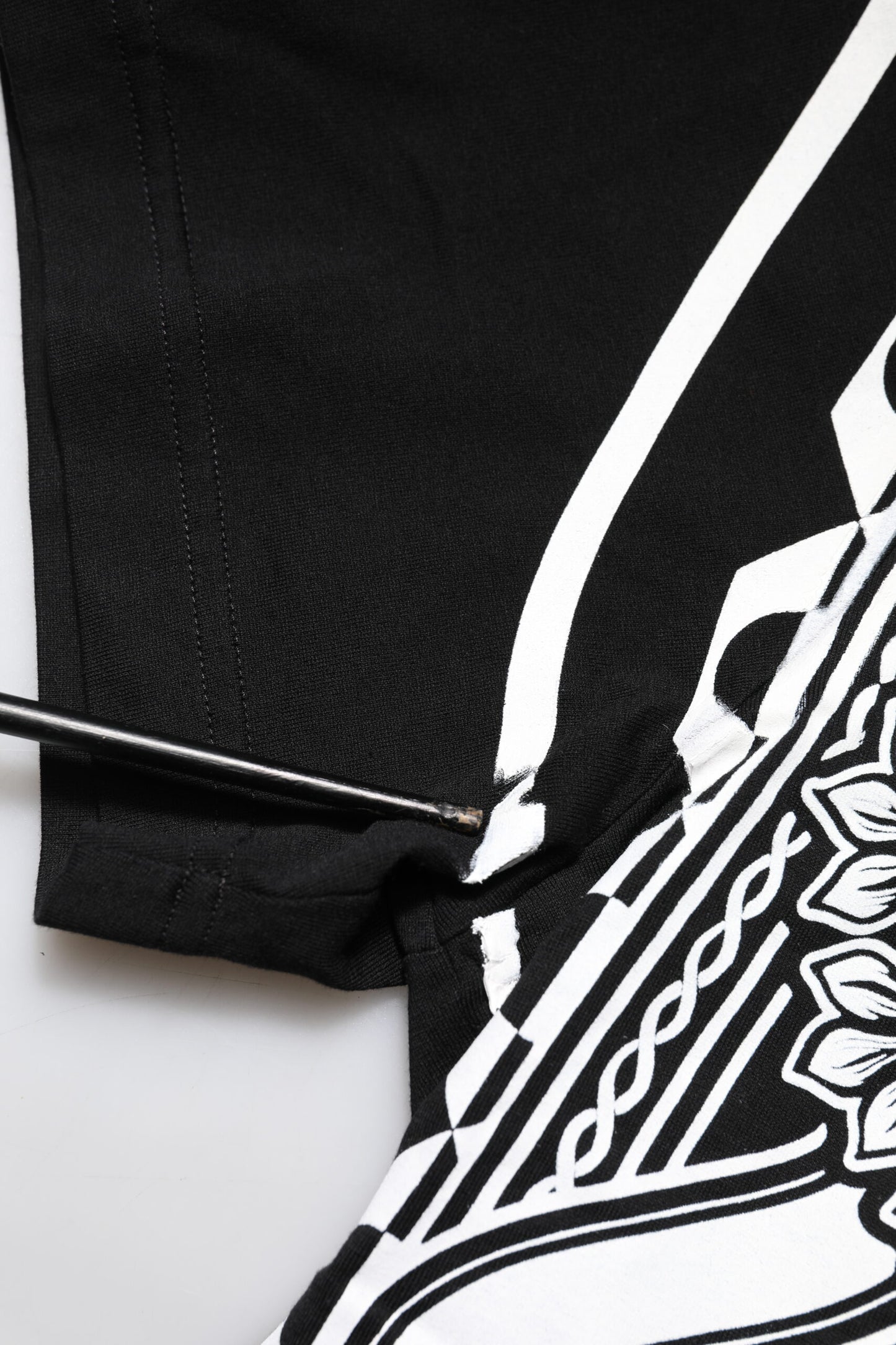 تي شيرت دولتشي آند غابانا أسود من القطن بطبعة باندانا ورقبة دائرية