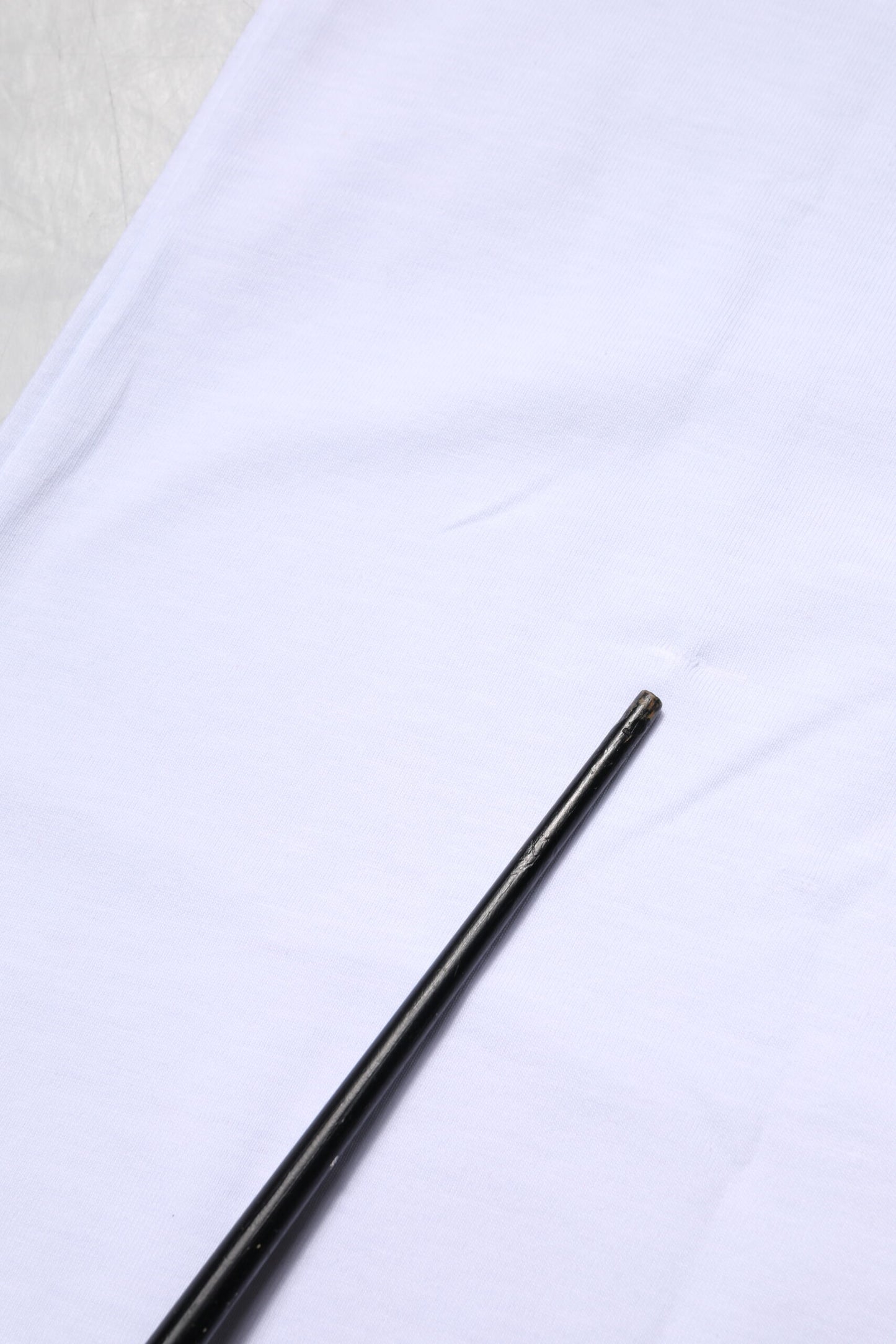 تيشيرت دولتشي آند غابانا أبيض قطني بياقة دائرية وشعار جودلاك 2023