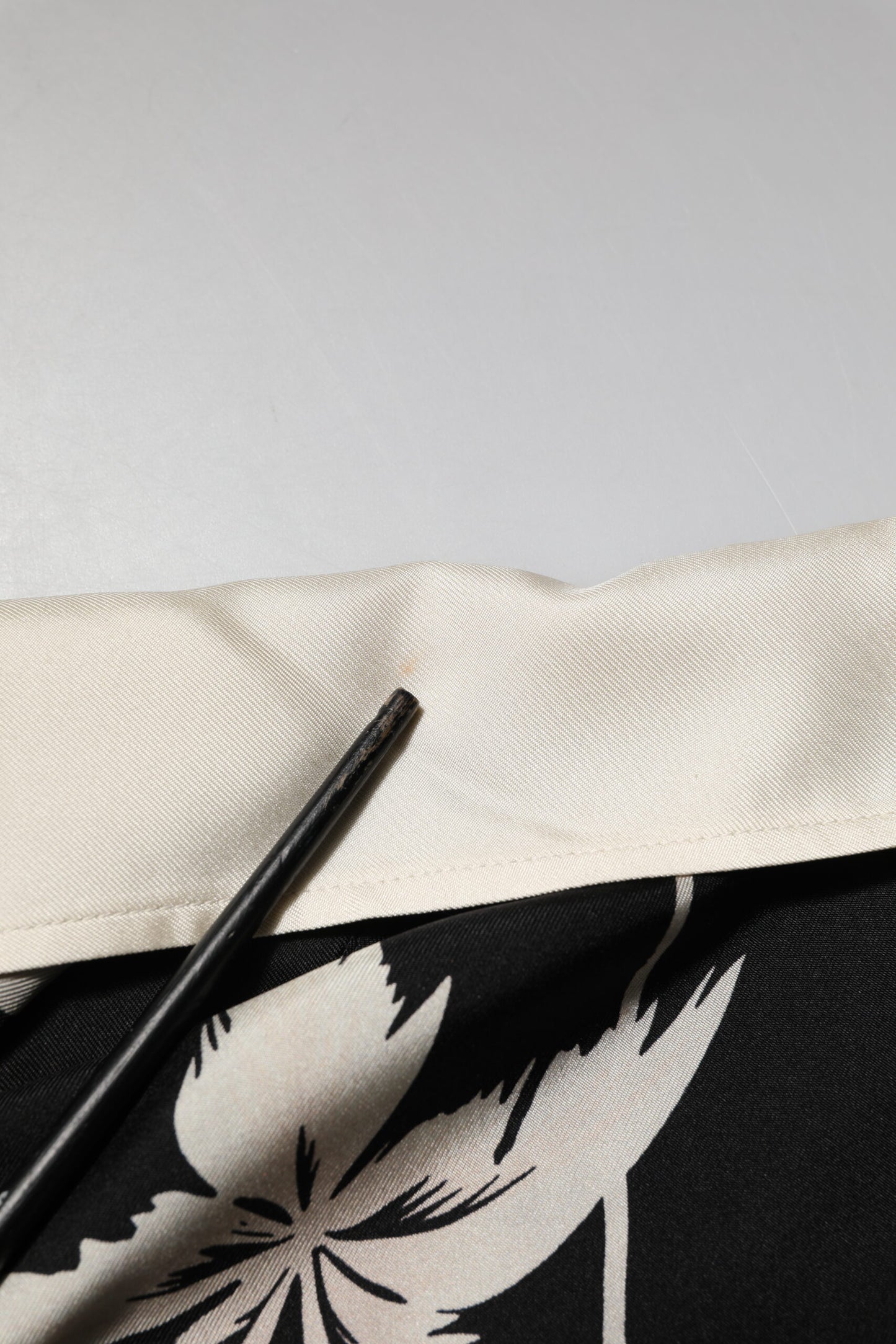 قميص دولتشي آند غابانا أسود من الحرير المطبوع بأكمام قصيرة