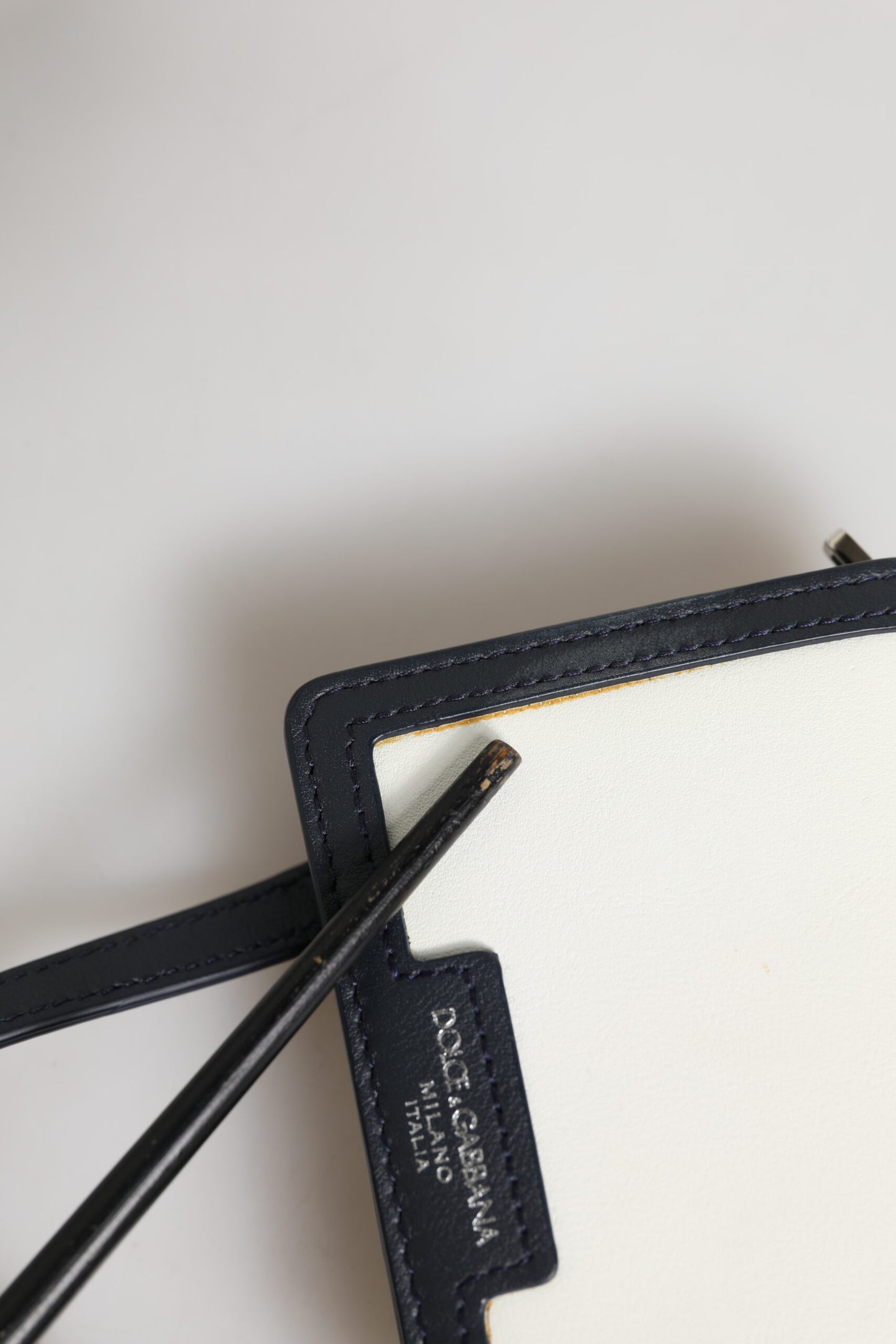 حقيبة كروس بودي للرجال من دولتشي آند غابانا، مصنوعة من الجلد باللون البيج والأسود