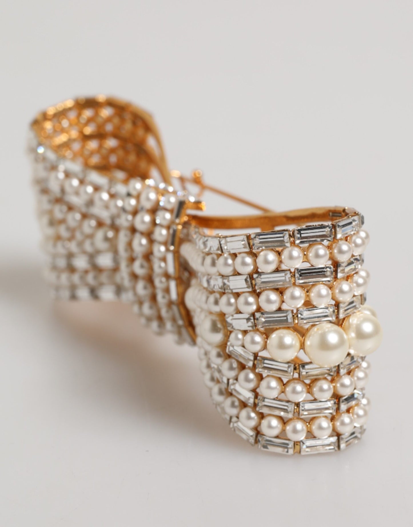 Dolce &amp; Gabbana – Brosche aus goldfarbenem Messing mit Schleife und Kristall-Kunstperlenverzierung