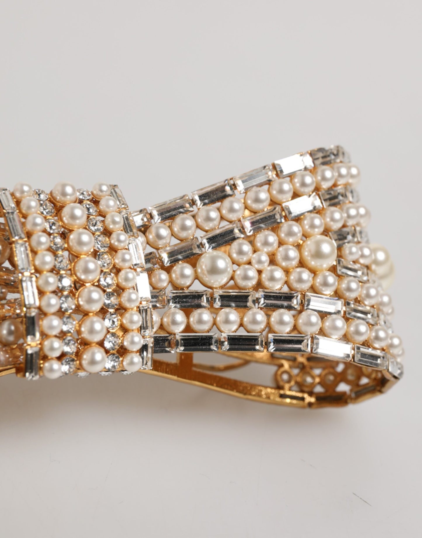 Dolce &amp; Gabbana – Brosche aus goldfarbenem Messing mit Schleife und Kristall-Kunstperlenverzierung