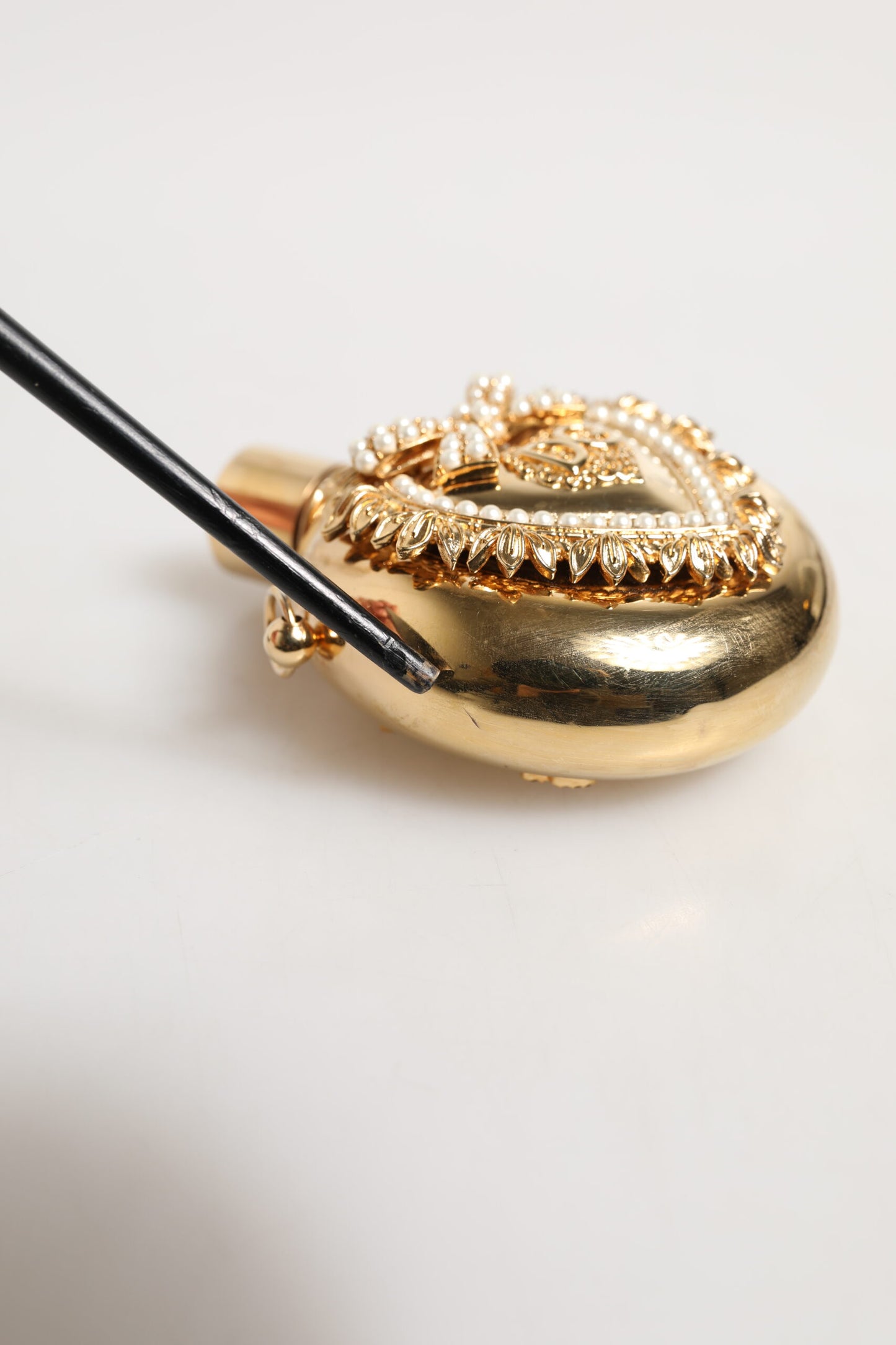 قلادة دولتشي آند غابانا الذهبية المصنوعة من النحاس الأصفر والمزينة بأحجار الراين