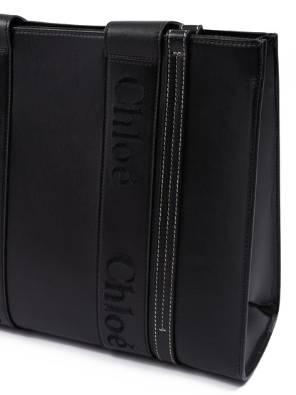 Chloé – Schwarze Woody – Mittelgroße Tragetasche aus Leder mit gesticktem Logo