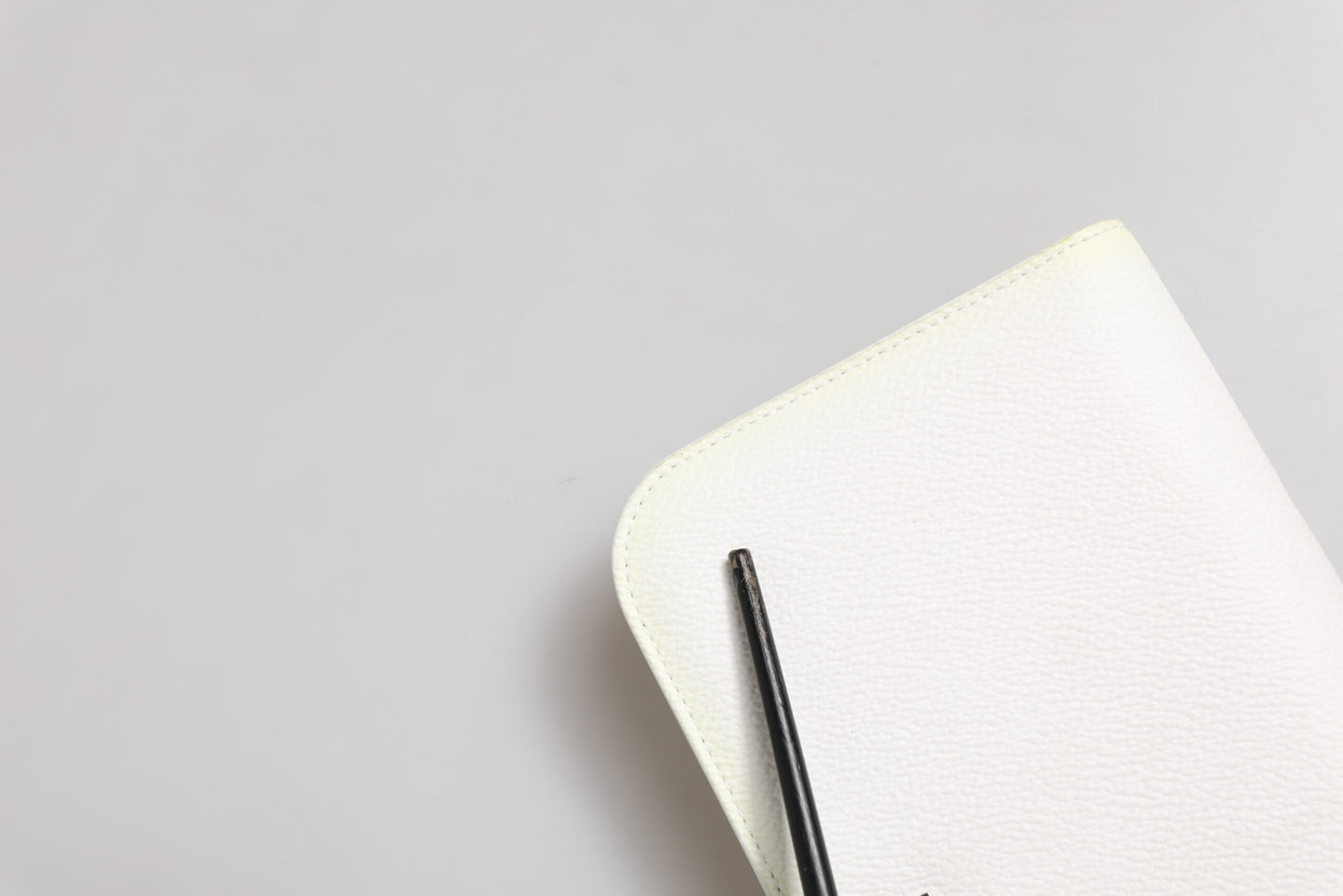 Dolce &amp; Gabbana – Continental-Geldbörse mit Logo-Schild und Rundum-Reißverschluss aus weißem Leder