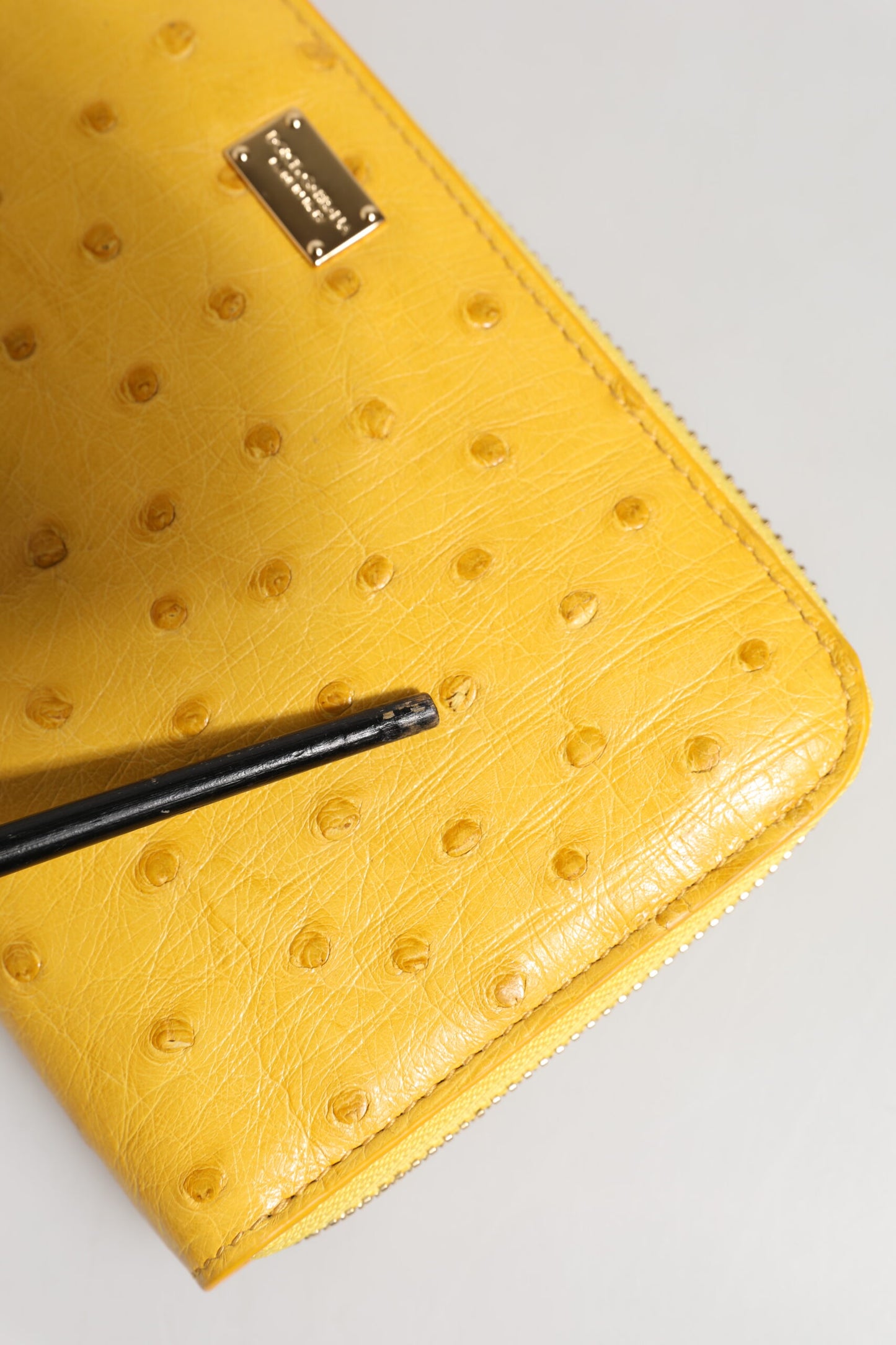 Dolce &amp; Gabbana – Kontinentale Geldbörse mit Rundum-Reißverschluss und Logo-Schild aus gelbem Leder