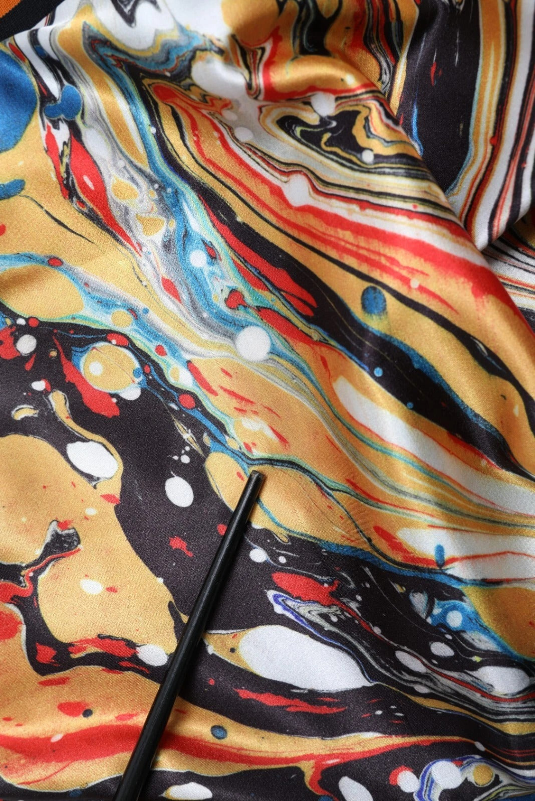 Dolce &amp; Gabbana – Satinhose mit mehrfarbigem Marmor-Print