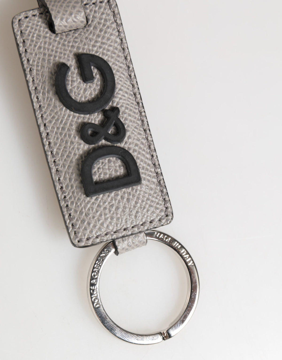 Dolce &amp; Gabbana Schlüsselanhänger aus grauem Leder mit Logo und Metallring für Herren