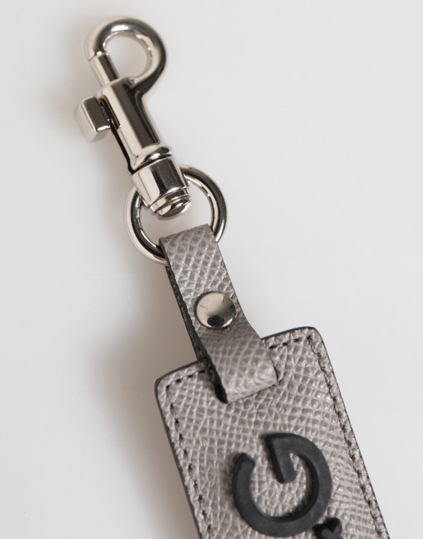 Dolce &amp; Gabbana Schlüsselanhänger aus grauem Leder mit Logo und Metallring für Herren