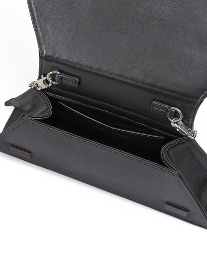 Amina Muaddi – Kleine Umhängetasche aus schwarzem Satin mit grünen Kristallen