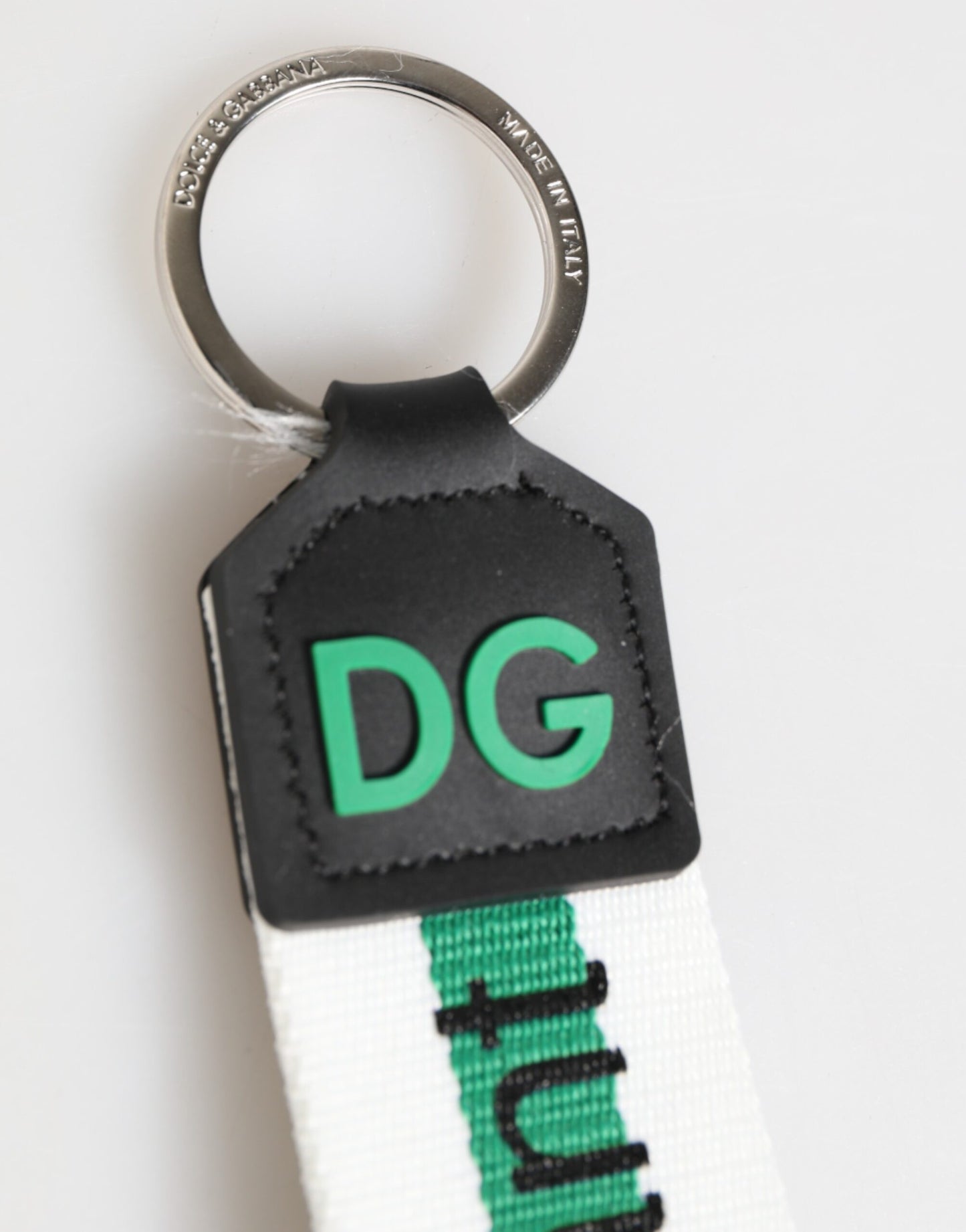 Dolce &amp; Gabbana Schlüsselanhänger mit grünem Logo aus Polyester und silbernem Messing
