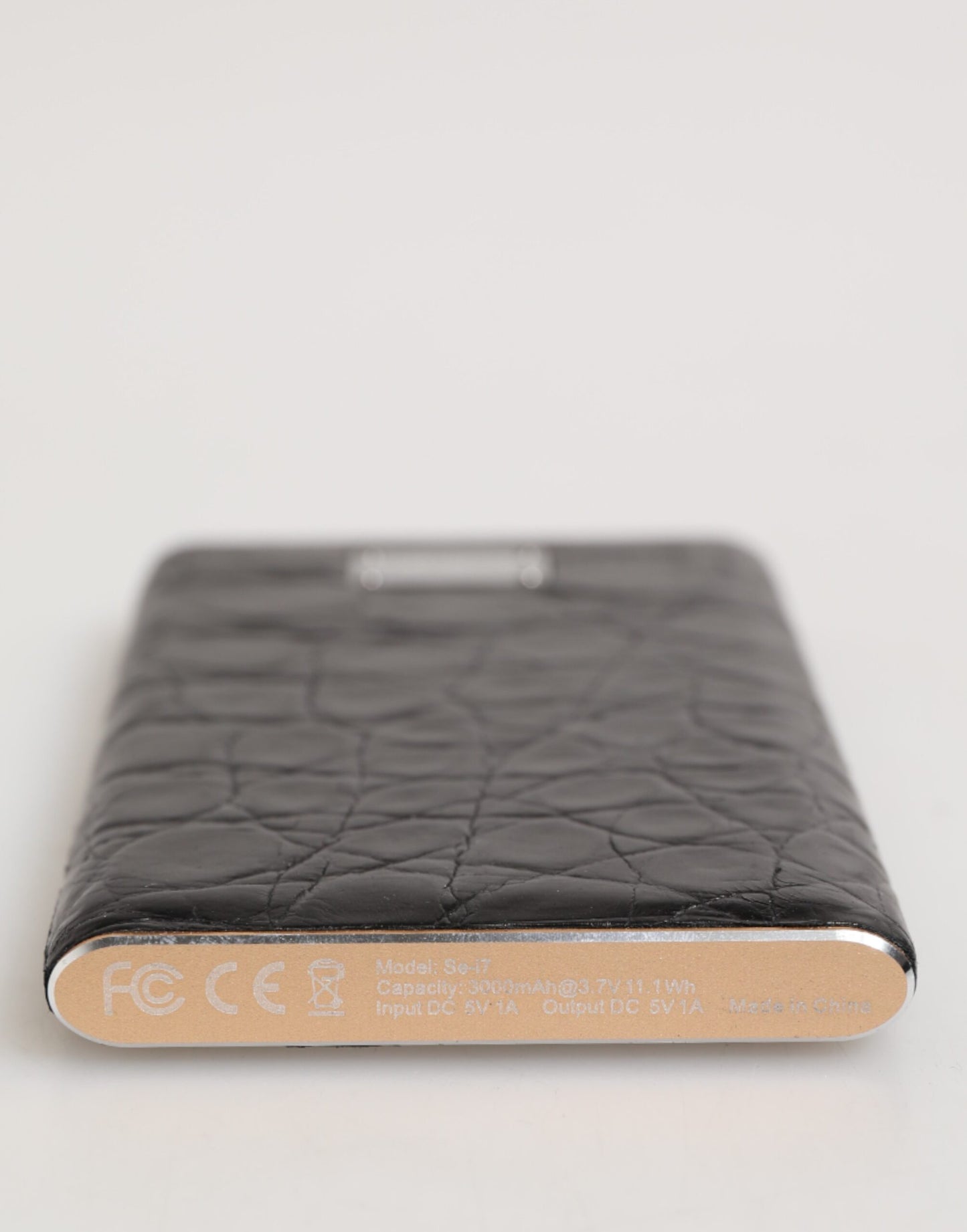 شاحن باور بانك دولتشي آند غابانا أسود من الجلد المنقوش بسعة 3000 مللي أمبير/ساعة مع منفذ يو إس بي