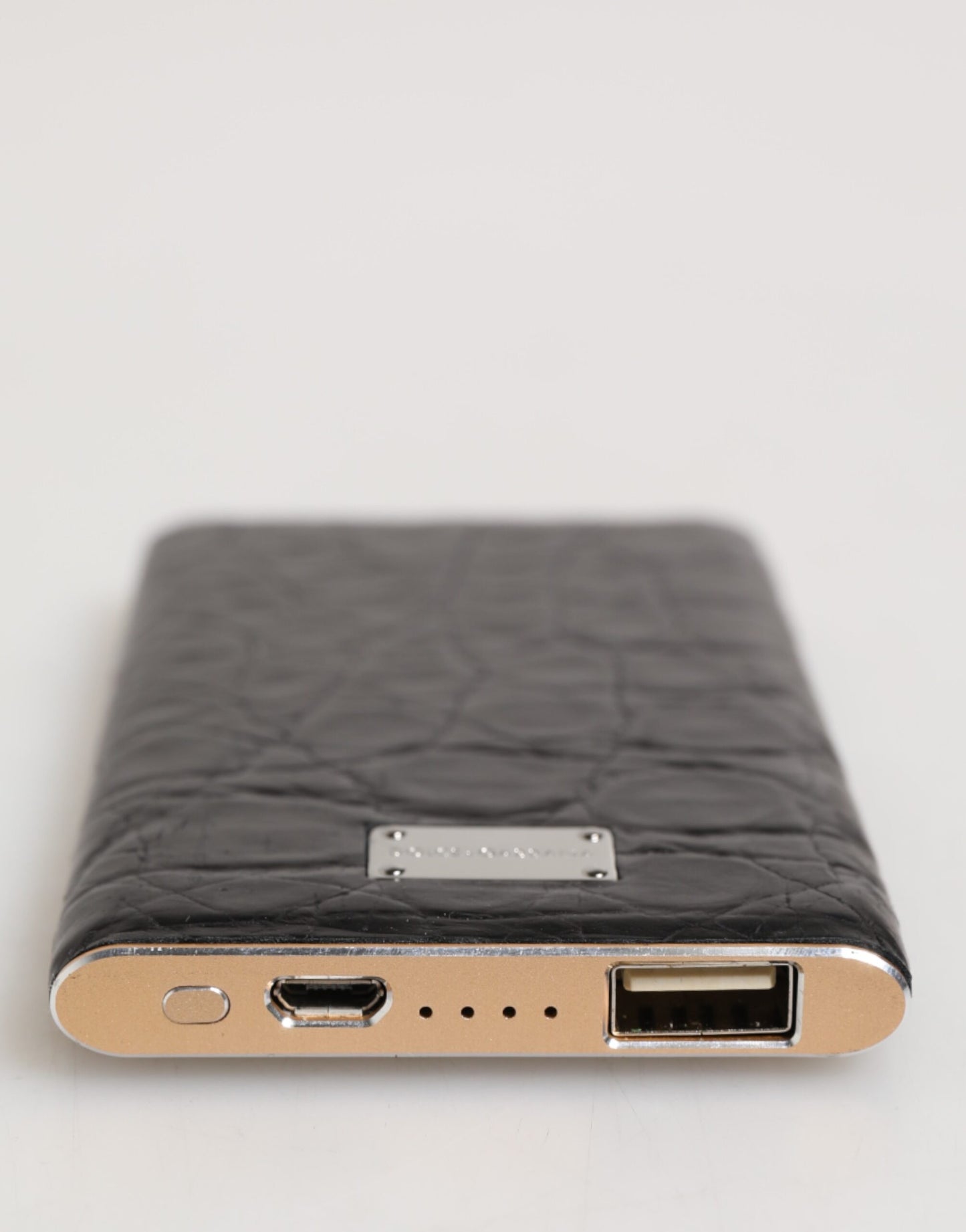 شاحن باور بانك دولتشي آند غابانا أسود من الجلد المنقوش بسعة 3000 مللي أمبير/ساعة مع منفذ يو إس بي