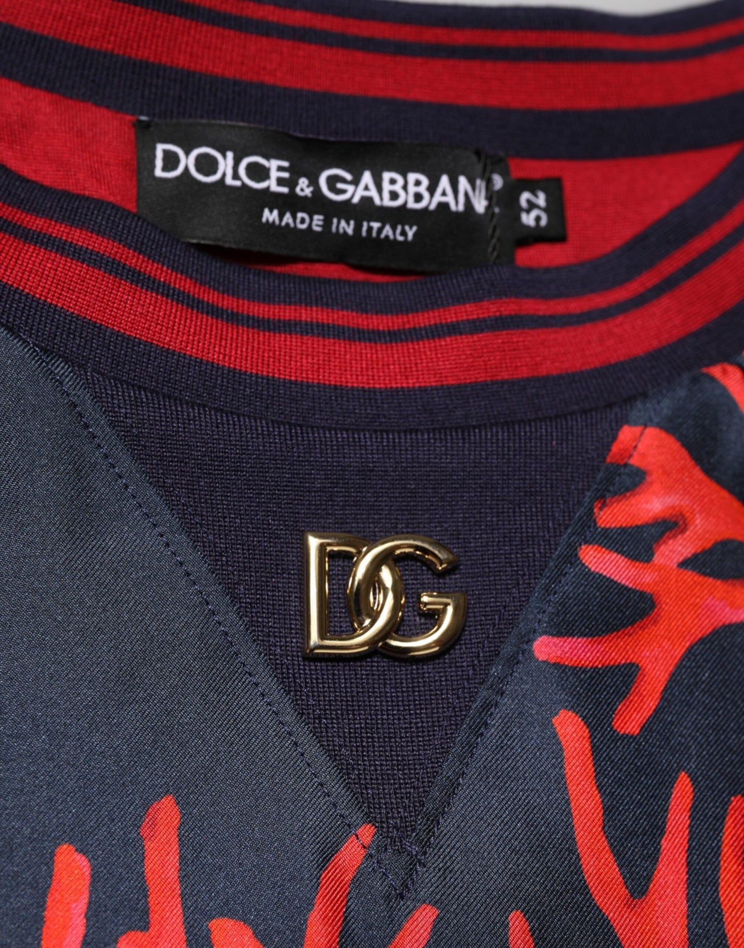 Dolce &amp; Gabbana Seidenpullover mit marineblauem und rotem Korallendruck