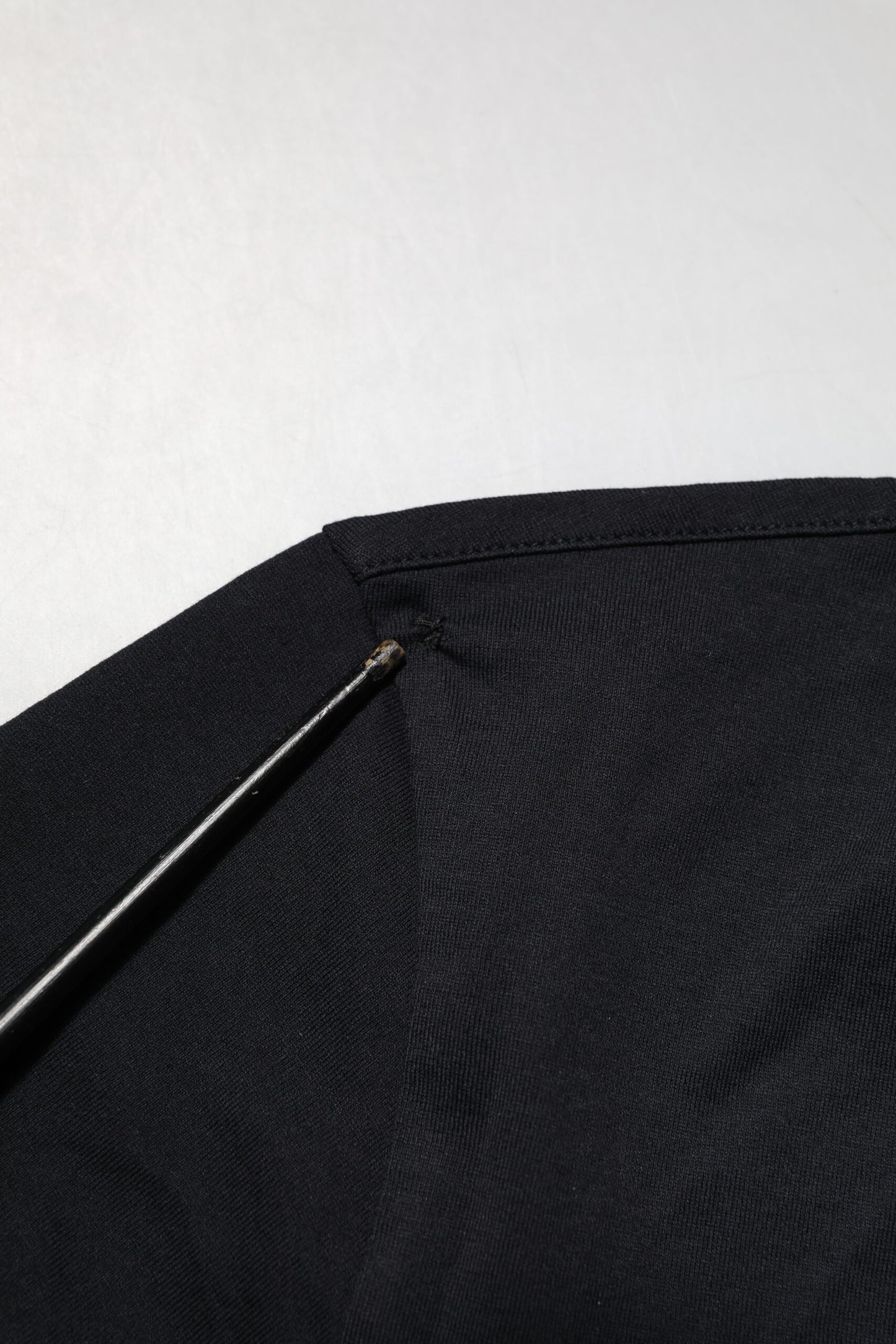 تي شيرت رجالي من دولتشي آند غابانا، أسود، قطني، بياقة على شكل حرف V