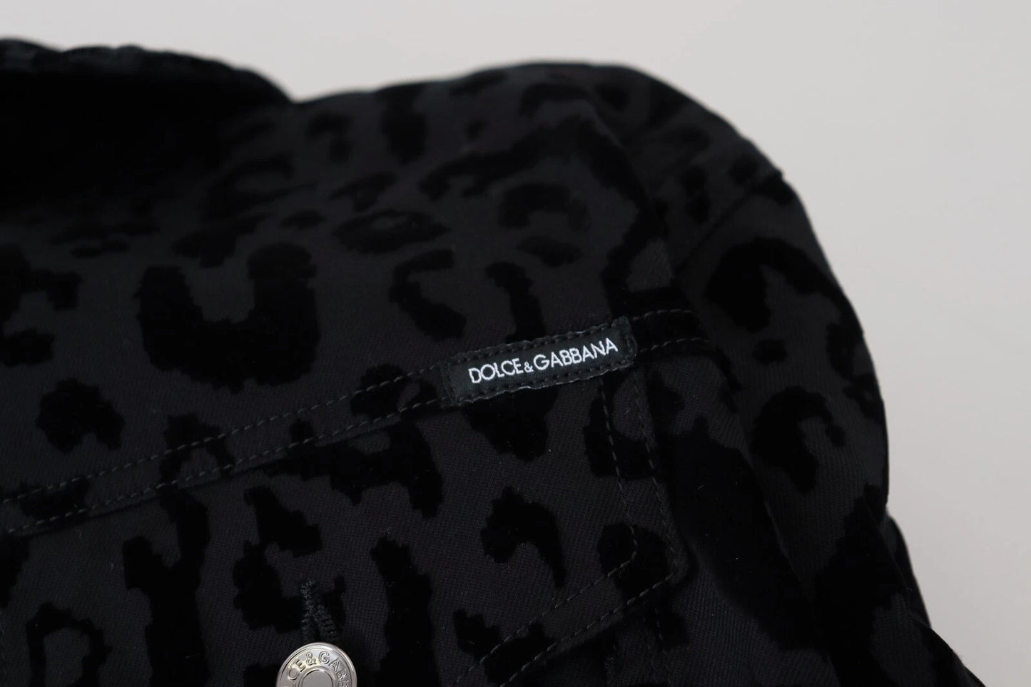 Dolce &amp; Gabbana – Langärmlige Jeansjacke aus schwarzer Baumwolle mit Leopardenmuster