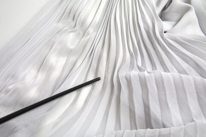 Dolce &amp; Gabbana – Langes, plissiertes Maxikleid aus Polyester in Hellgrau