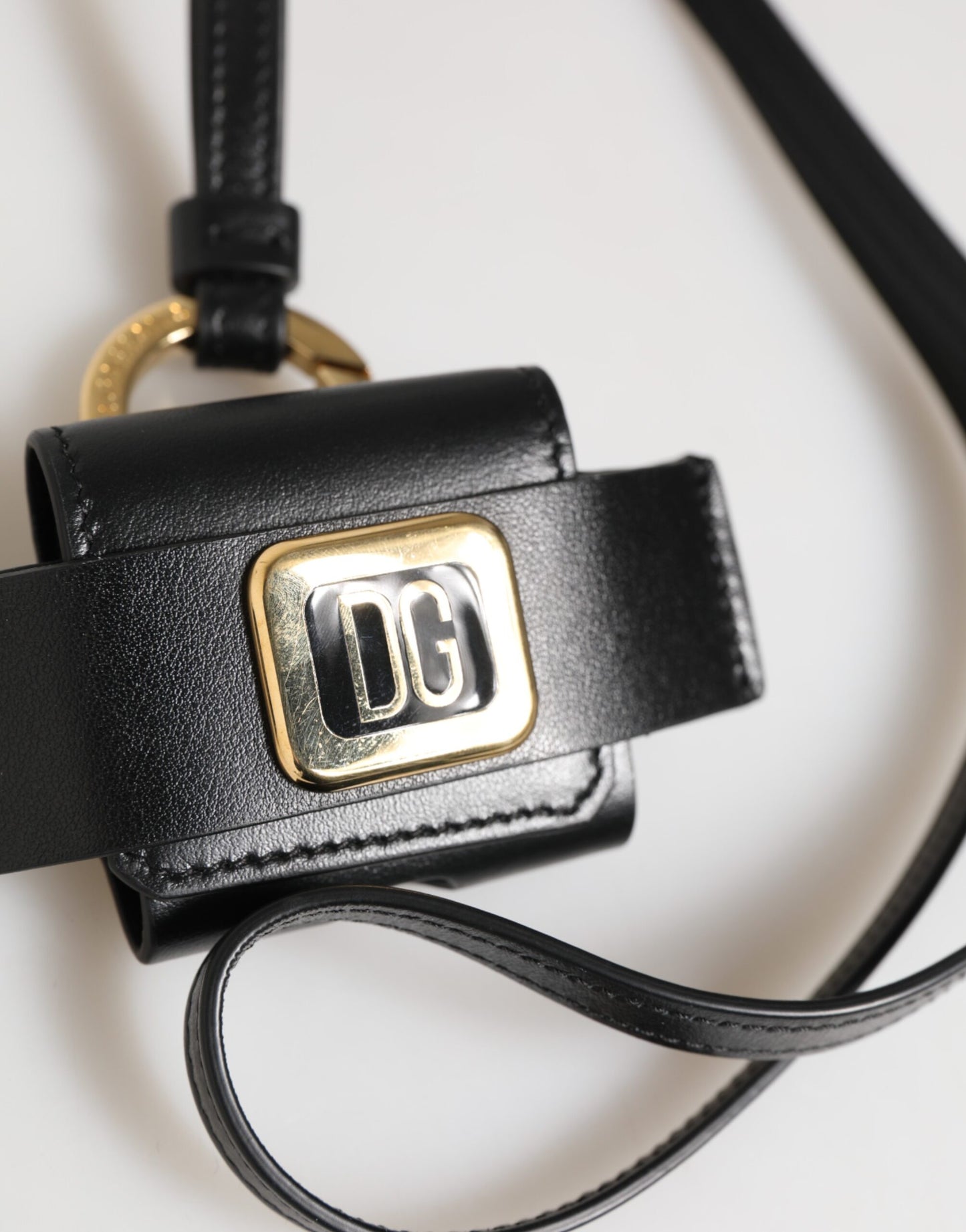 Dolce &amp; Gabbana – Airpods-Hülle mit schwarzem Lederarmband und goldenem DG-Logo-Schild aus Metall