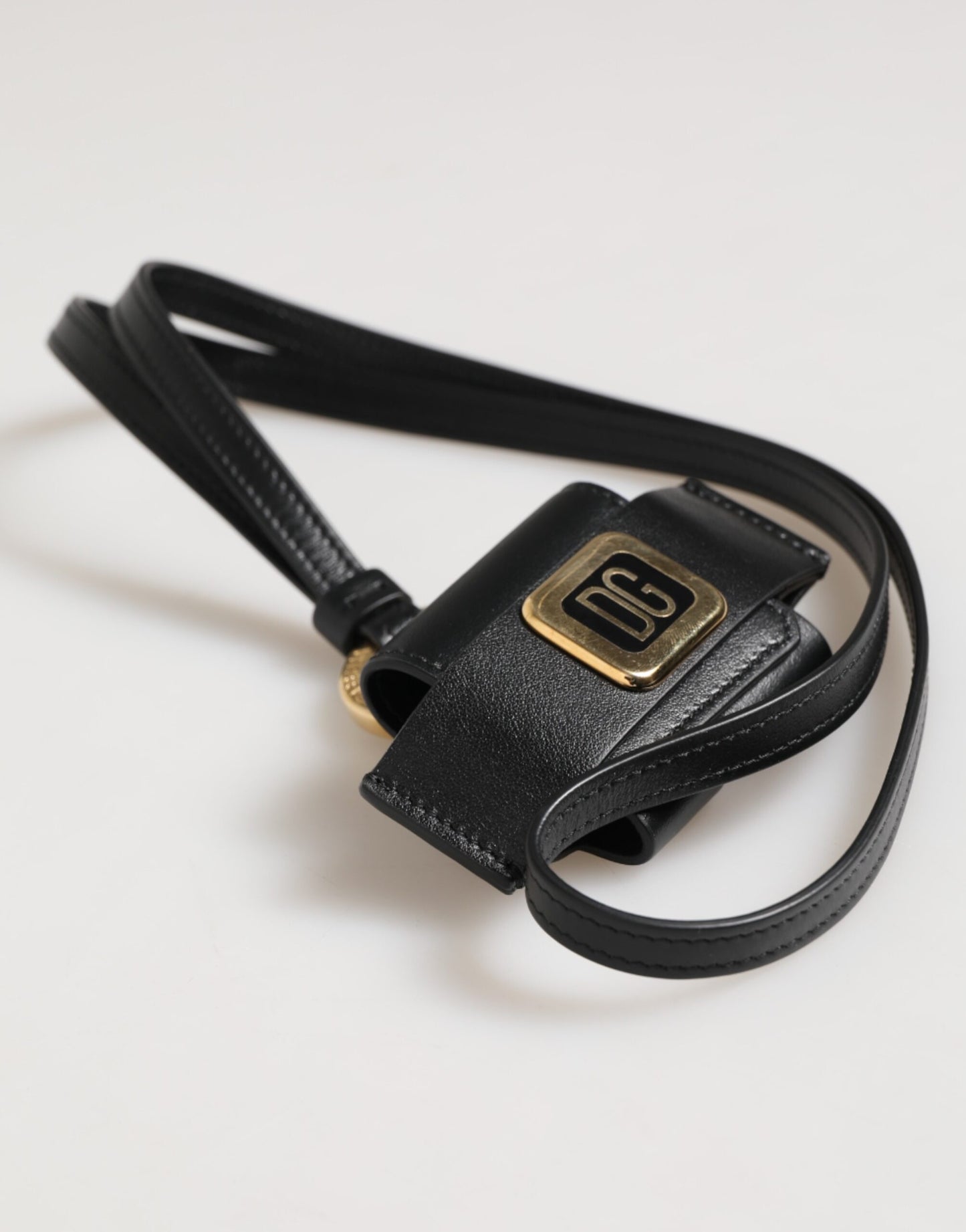 Dolce &amp; Gabbana – Airpods-Hülle mit schwarzem Lederarmband und goldenem DG-Logo-Schild aus Metall