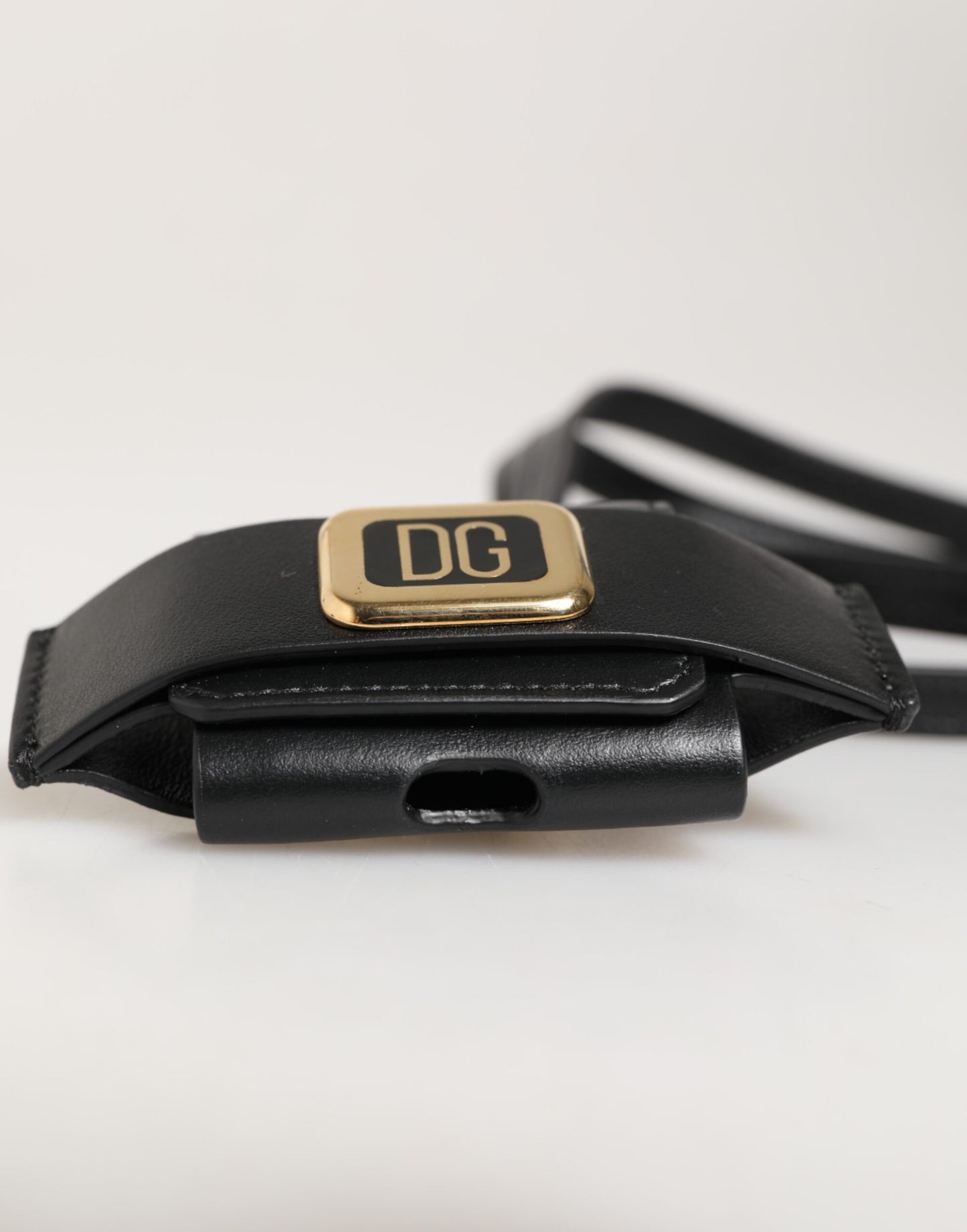 Dolce &amp; Gabbana – Airpods-Hülle mit schwarzem Lederarmband und goldenem DG-Logo-Schild aus Metall