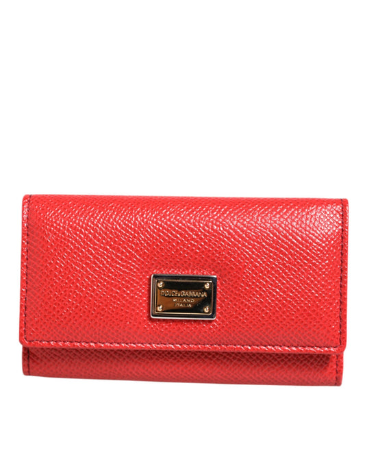 حامل مفاتيح ثلاثي الطيات من دولتشي آند غابانا، مصنوع من الجلد الأحمر، ومزين بشعار معدني فضي