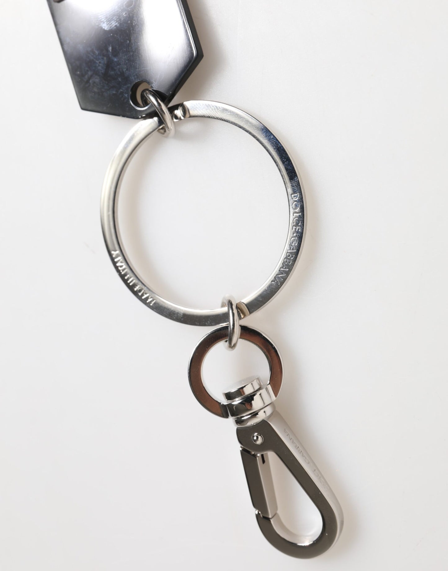 لوحة مفاتيح معدنية بشعار DG من دولتشي آند غابانا باللون الأسود وسلسلة مفاتيح