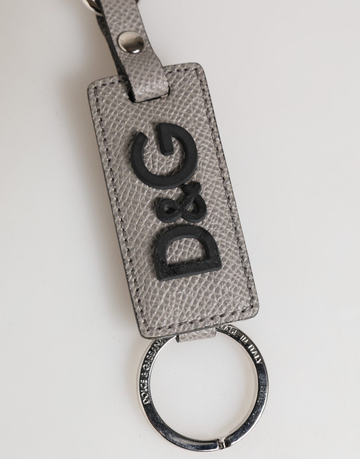 Dolce &amp; Gabbana Schlüsselanhänger mit Logo aus Metall in Grau
