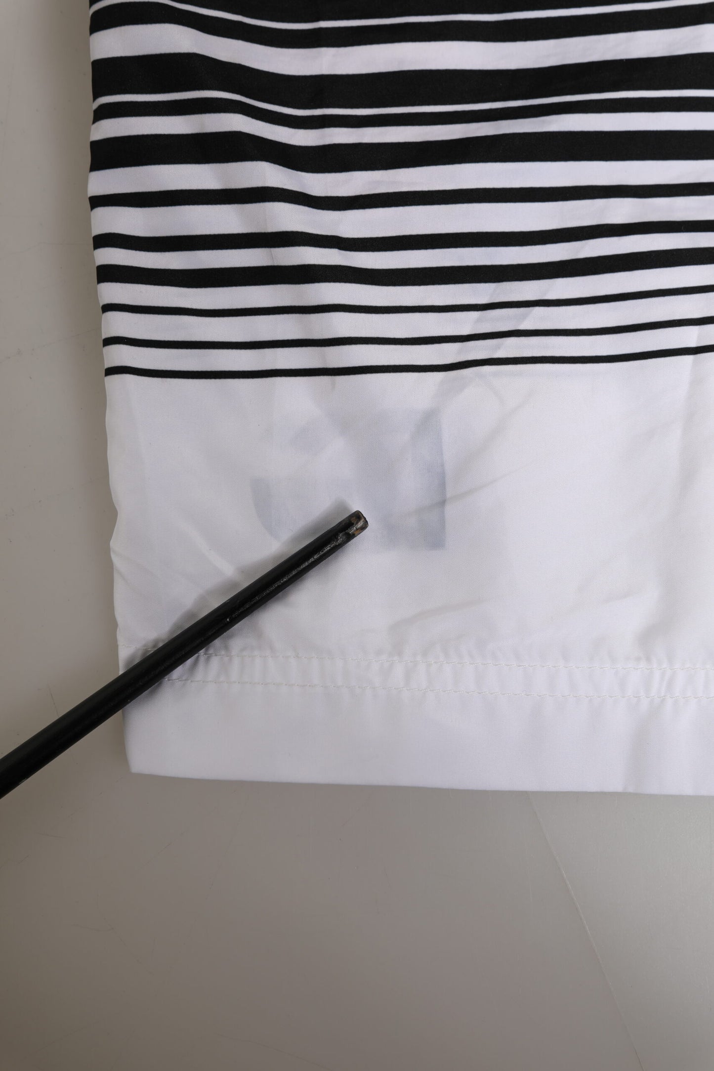 Dolce &amp; Gabbana Schwarz-weiß gestreifte DG-Logo-Bademode für Herren