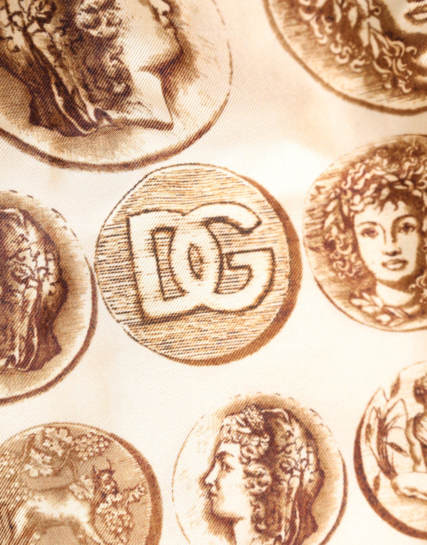 Dolce &amp; Gabbana – Braune Badeshorts aus Seide mit antikem Münzdruck