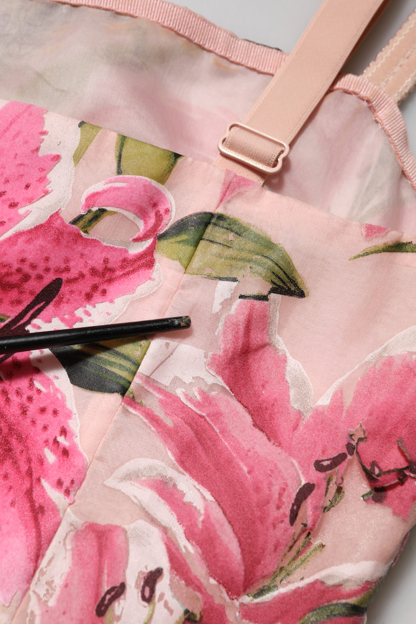 Dolce &amp; Gabbana – Ärmelloses Midikleid mit rosa Blumenmuster und Lilienmuster