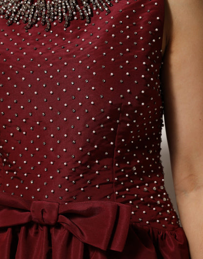 فستان سهرة من دولتشي آند غابانا باللون العنابي من الحرير المزين بالخرز