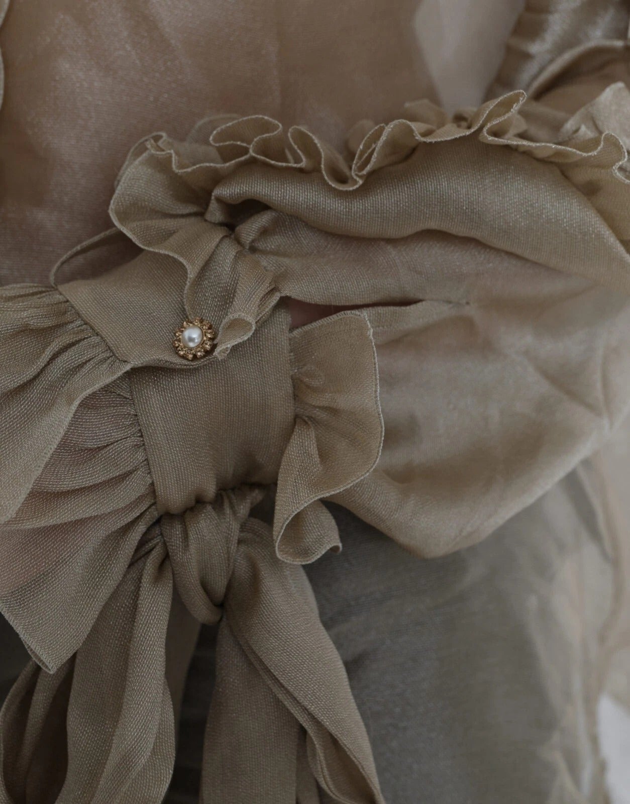 Dolce &amp; Gabbana – Blusenoberteil mit goldenem Ascot-Kragen und Rüschen