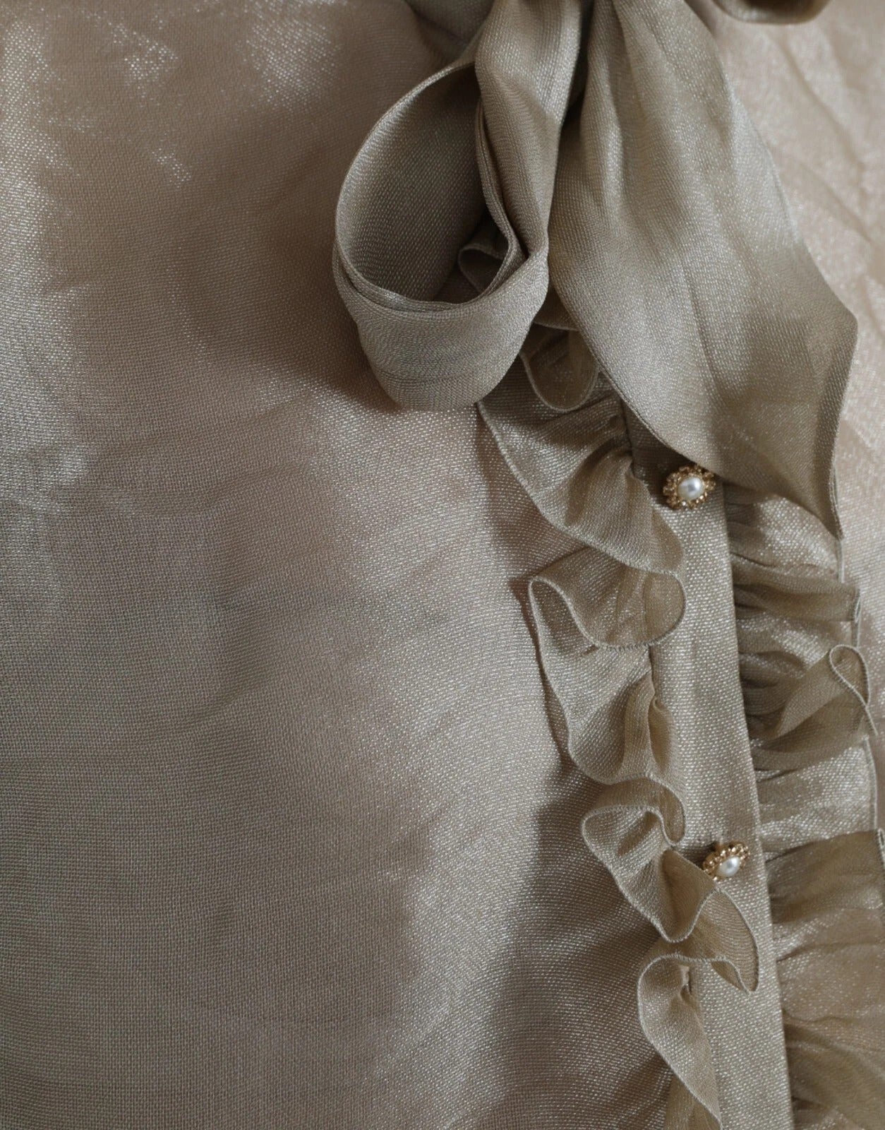 Dolce &amp; Gabbana – Blusenoberteil mit goldenem Ascot-Kragen und Rüschen