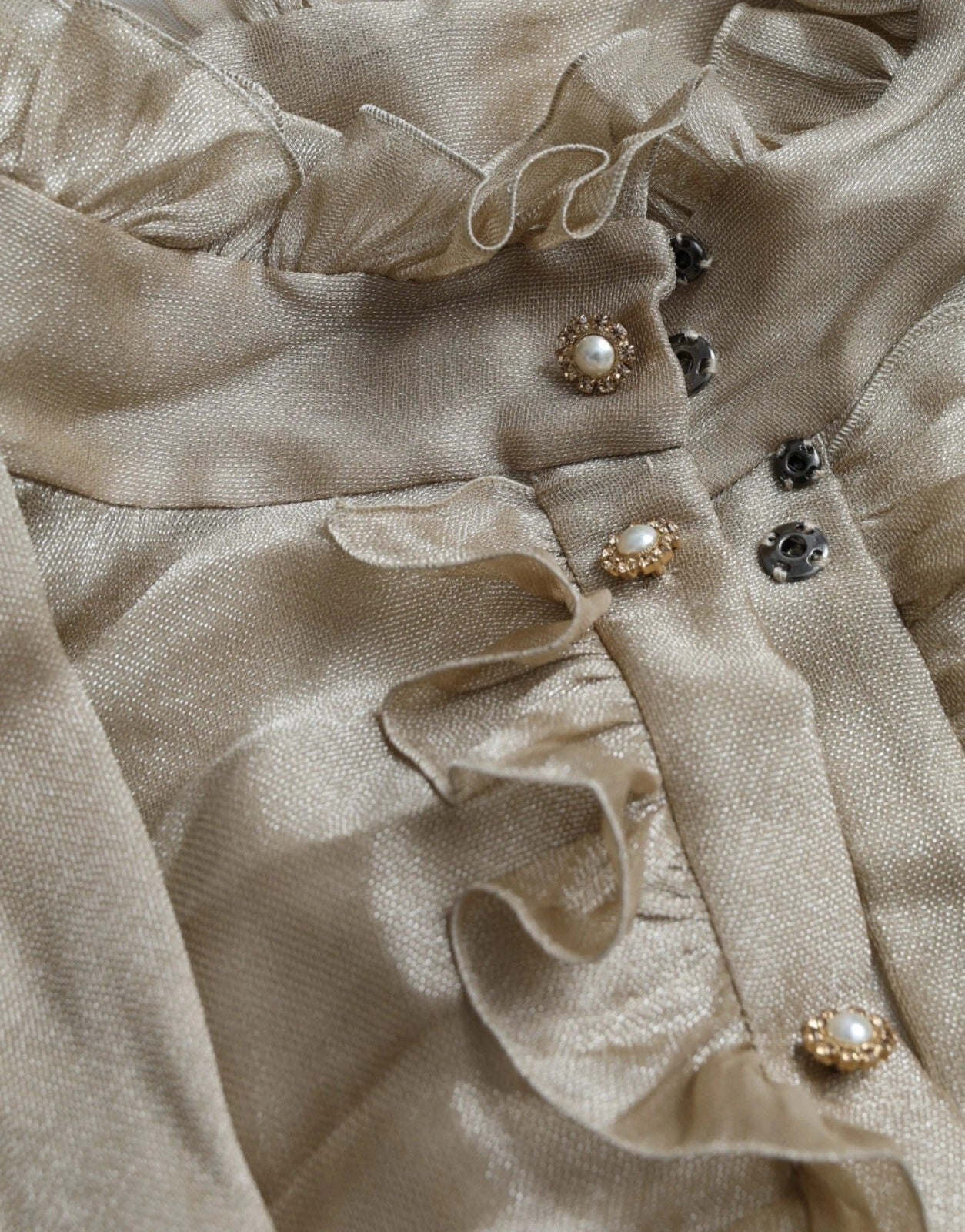Dolce &amp; Gabbana – Blusenoberteil mit goldenem Ascot-Kragen und Rüschen