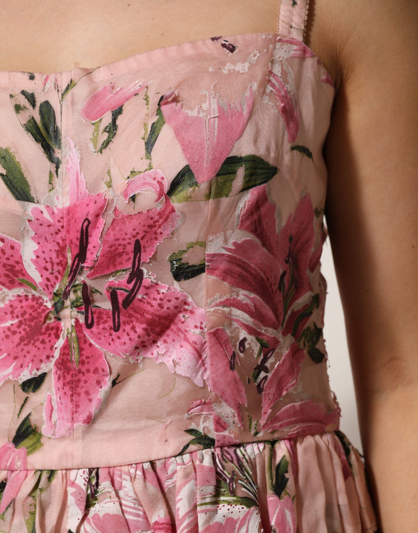 Dolce &amp; Gabbana – Ärmelloses, plissiertes Kleid aus rosa Baumwolle mit Blumenmuster