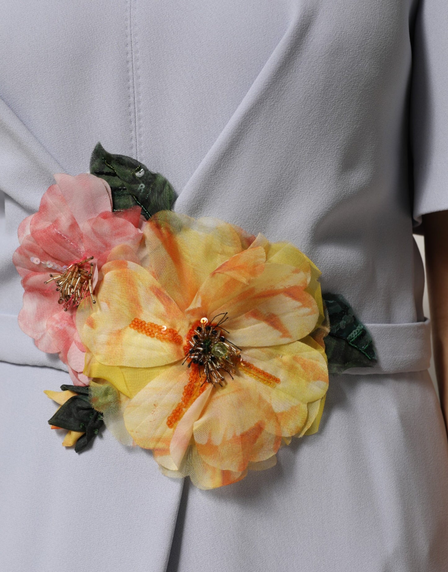 Dolce &amp; Gabbana – Hellblaues Kleid aus Viskosemischung mit Blumenapplikation