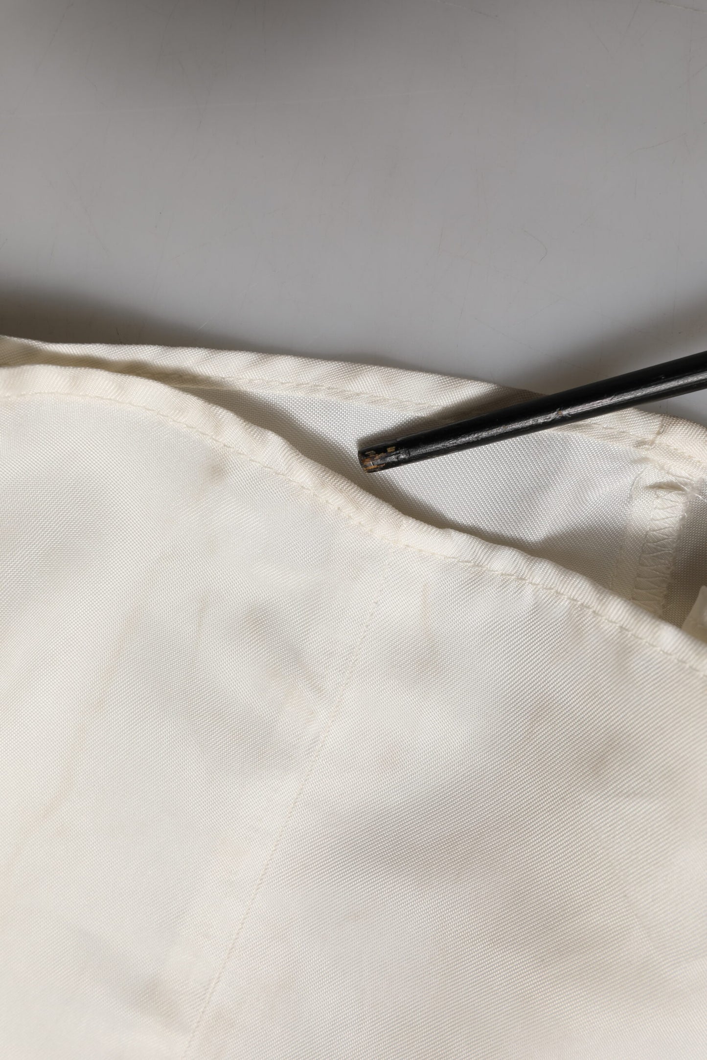 L'Autre entschied sich für ein ärmelloses Maxikleid aus Cupro-Viskose in Elfenbeinweiß