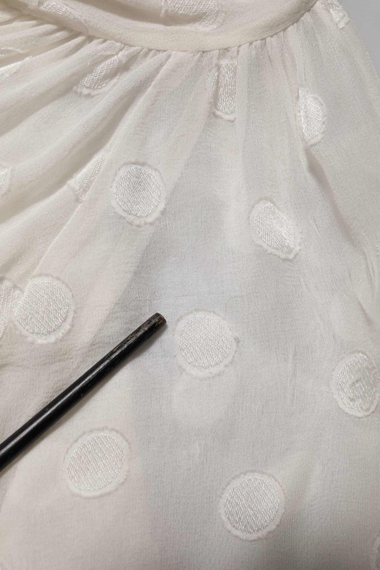 Dolce &amp; Gabbana – Weißes, gepunktetes Hemd mit Fliege aus transparenter Seide