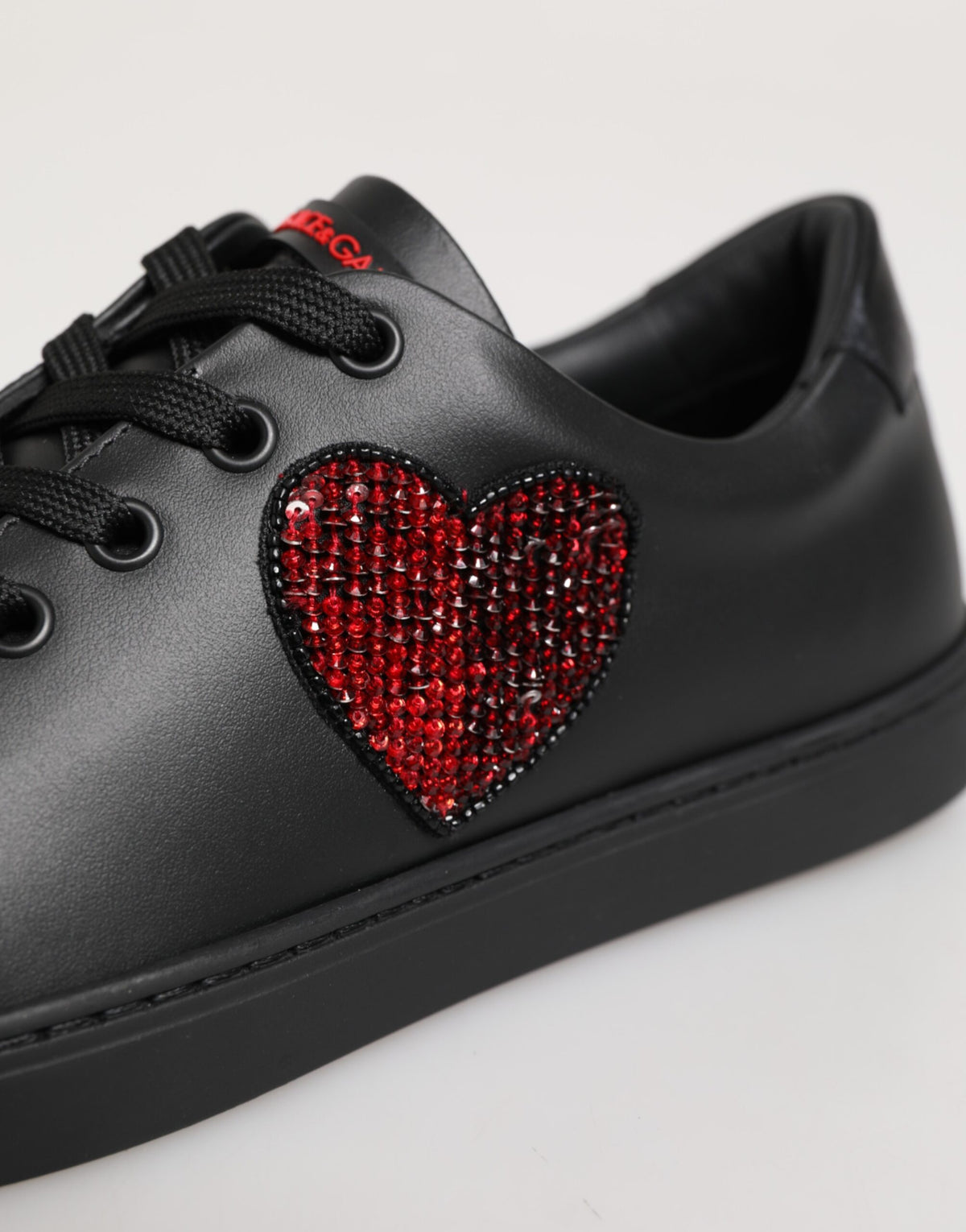 Dolce &amp; Gabbana Schwarze Leder Kristall Herz Low Top Sneakers Schuhe