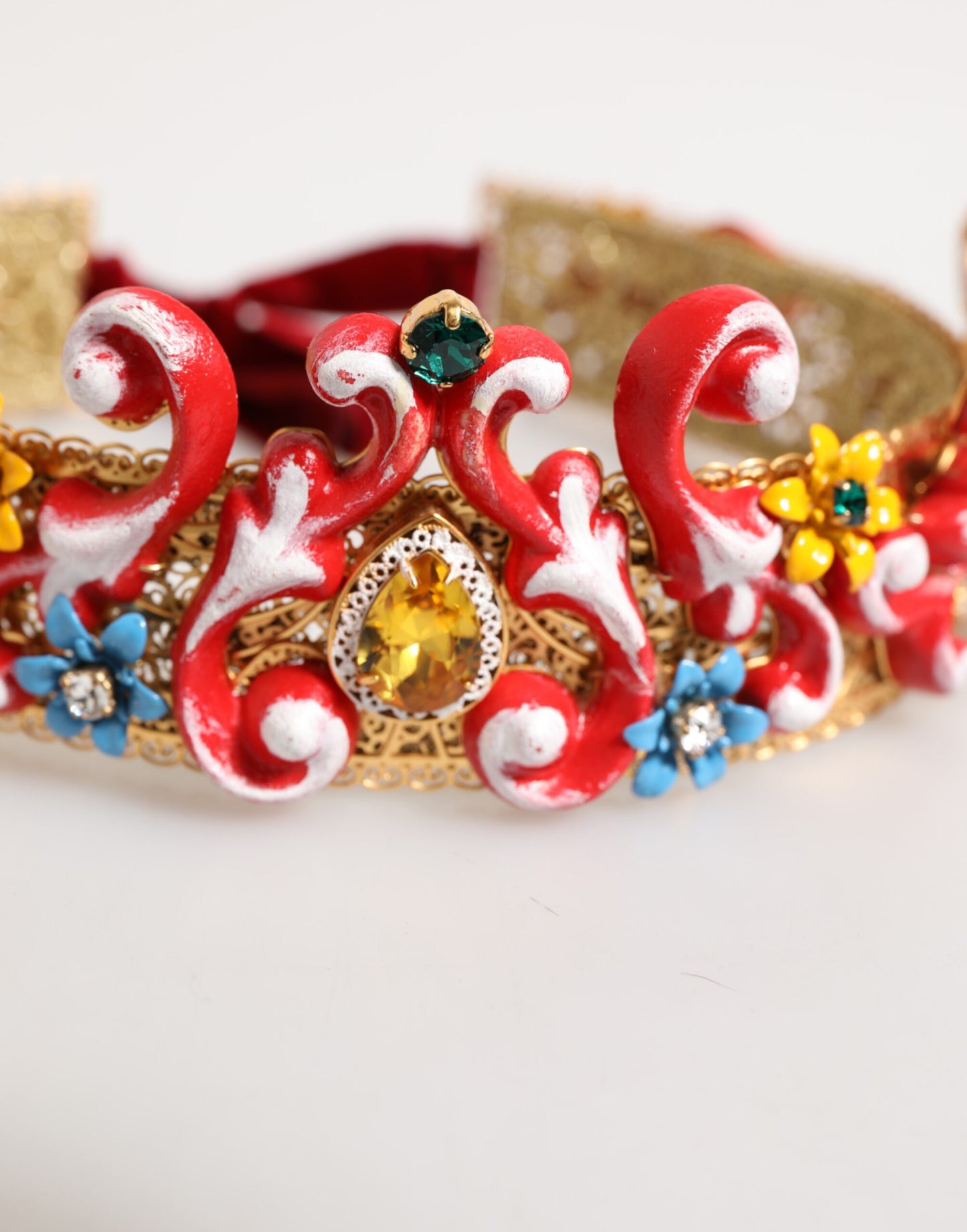 Dolce &amp; Gabbana Rotes Carretto-Stirnband mit mehrfarbigem Kristallgold und Tiara-Krähenmotiv