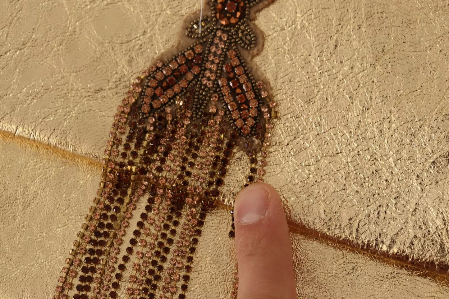 Patrizia Pepe – Schultertasche aus goldenem Leder mit Verzierung