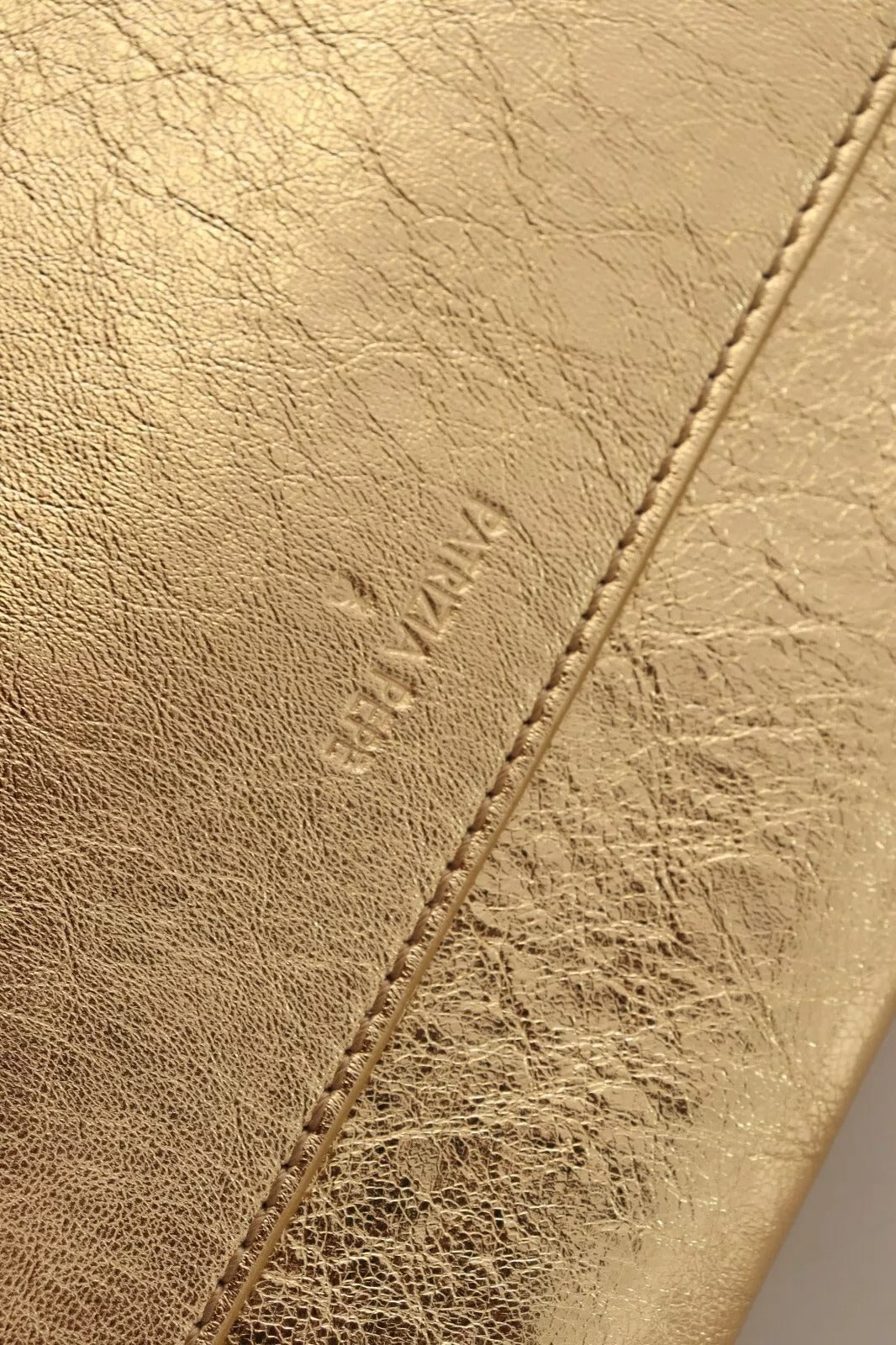 Patrizia Pepe – Schultertasche aus goldenem Leder mit Verzierung