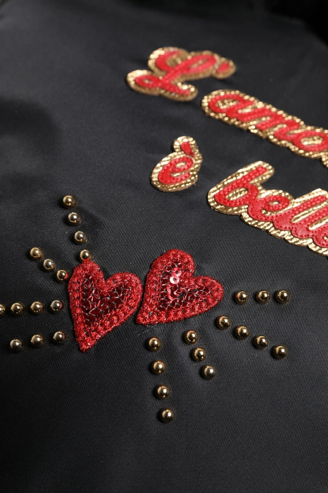 Dolce &amp; Gabbana – Schwarzer Kinderrucksack mit L'Amore-Aufnäher und Herzverzierung