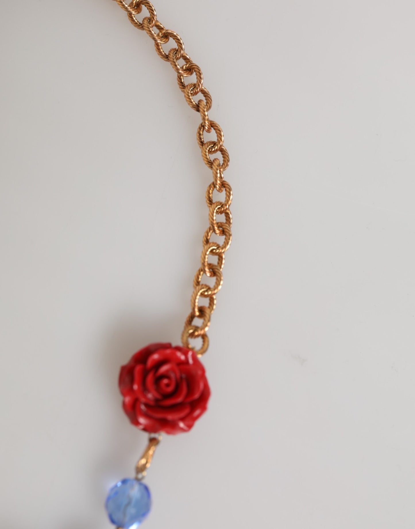 Dolce &amp; Gabbana Goldfarbene Halskette mit Amore-Herz- und Rosenanhänger