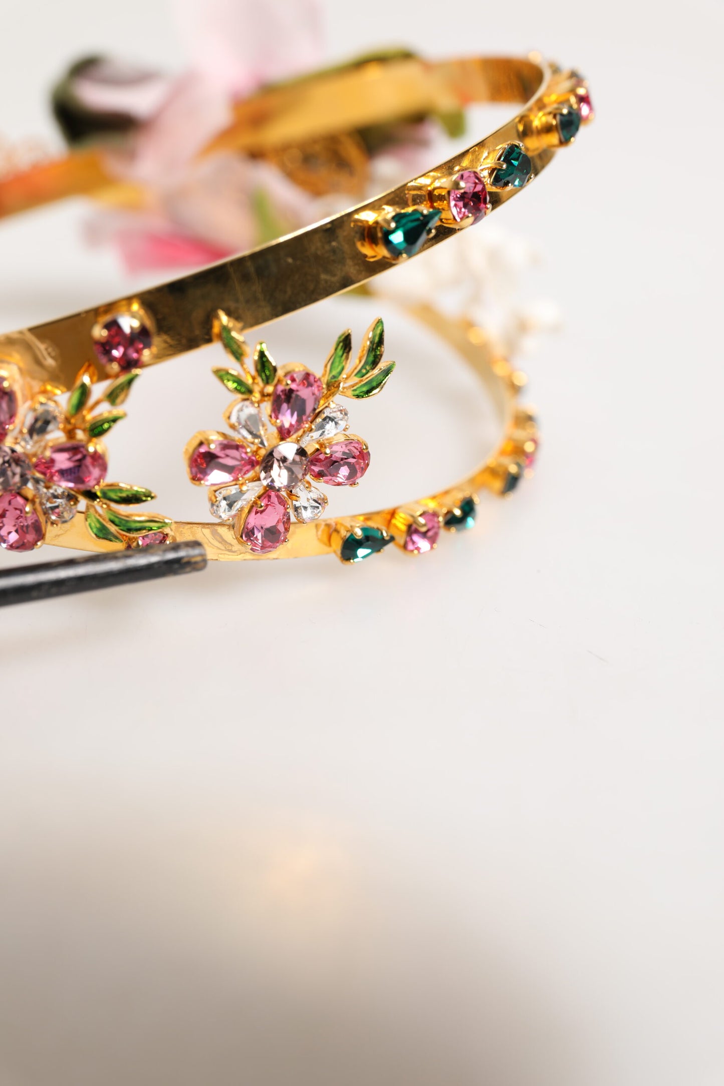 Dolce &amp; Gabbana – Goldfarbenes Blumen-Diadem mit rosa Rosen und Kristallkrone