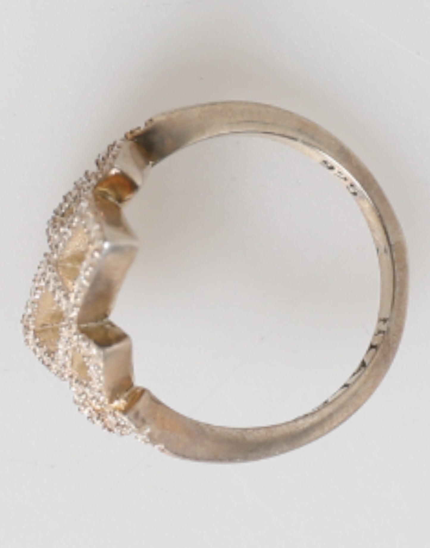 Nialaya Geometrischer Diamant-Schmuckring mit Pavé-Zirkonkristallen