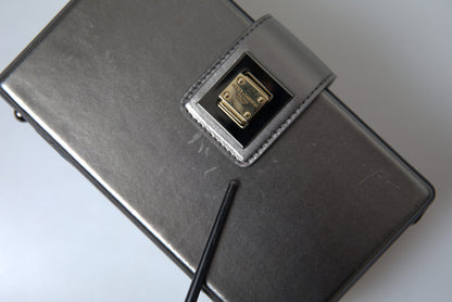 Dolce &amp; Gabbana – Schultertasche aus kastenförmigem Leder in Stahlgrau mit goldenem DG-Logo